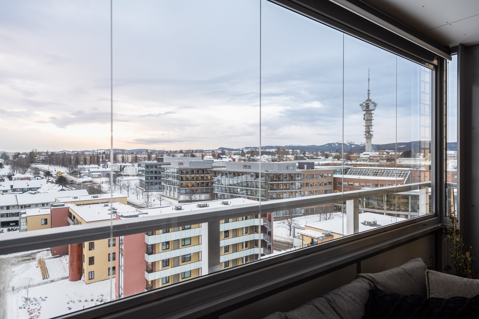 er sitter man usjenert, høyt og luftig opp fra bakkeplan, hvor man kan nyte solen fra morgen til ettermiddag. Galleribilde