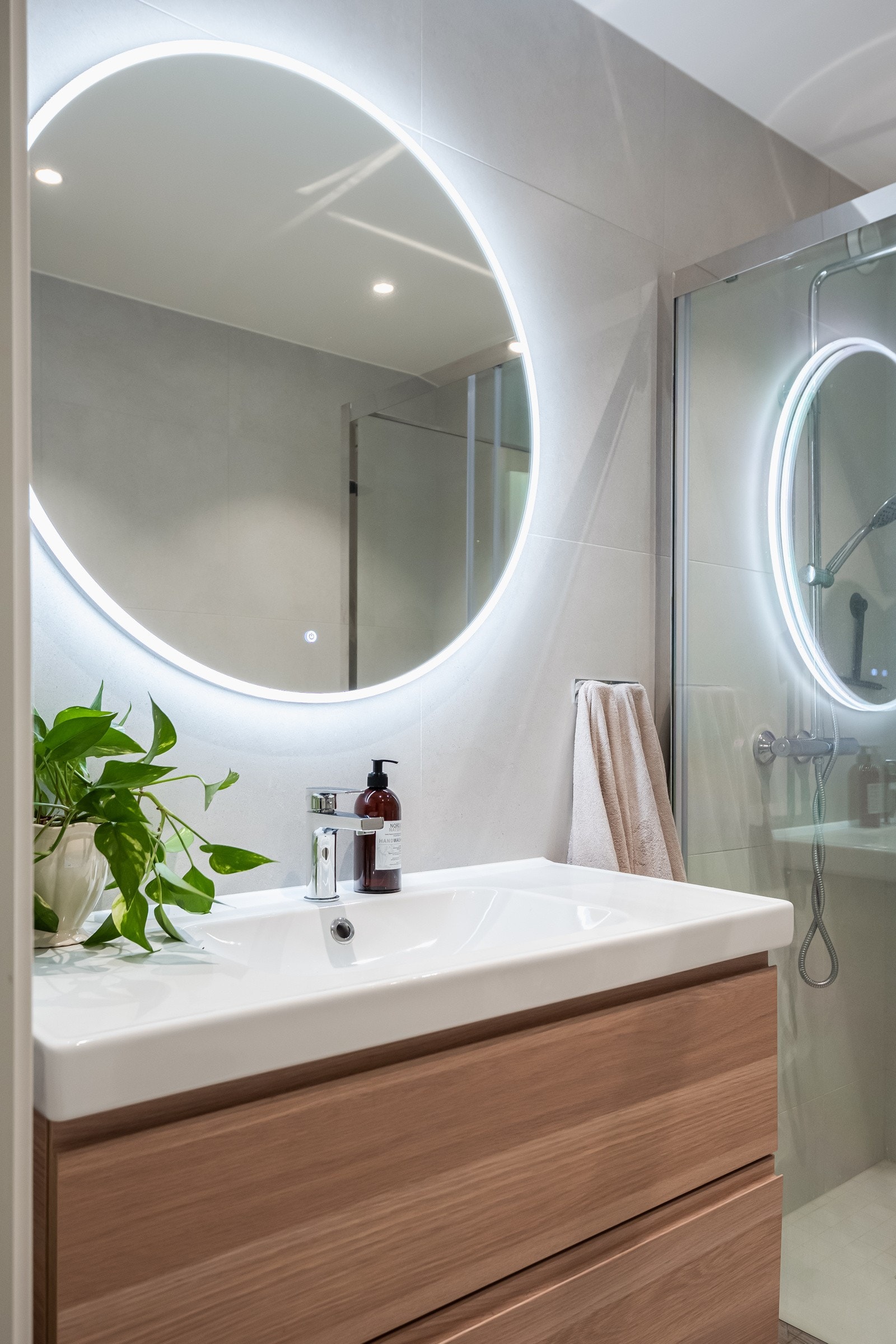 Badet er etablert med dusjvegger av glass og krom dusjgarnityr på vegg, innredning med servant og opplegg for vaskemaskin (Kran og avløp) og varmekabler i gulv. Tilstandsgrad 0 i følge takstmann. Galleribilde