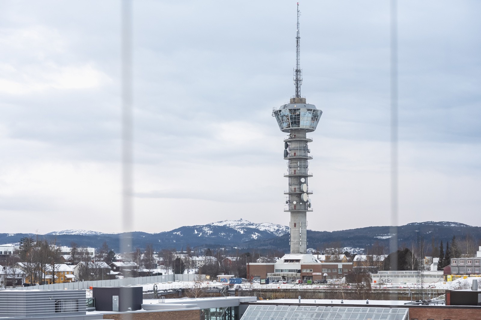 Man har en flott utsikt fra stuen i 11.Etasje. mot sør og Tyholttårnet. Galleribilde