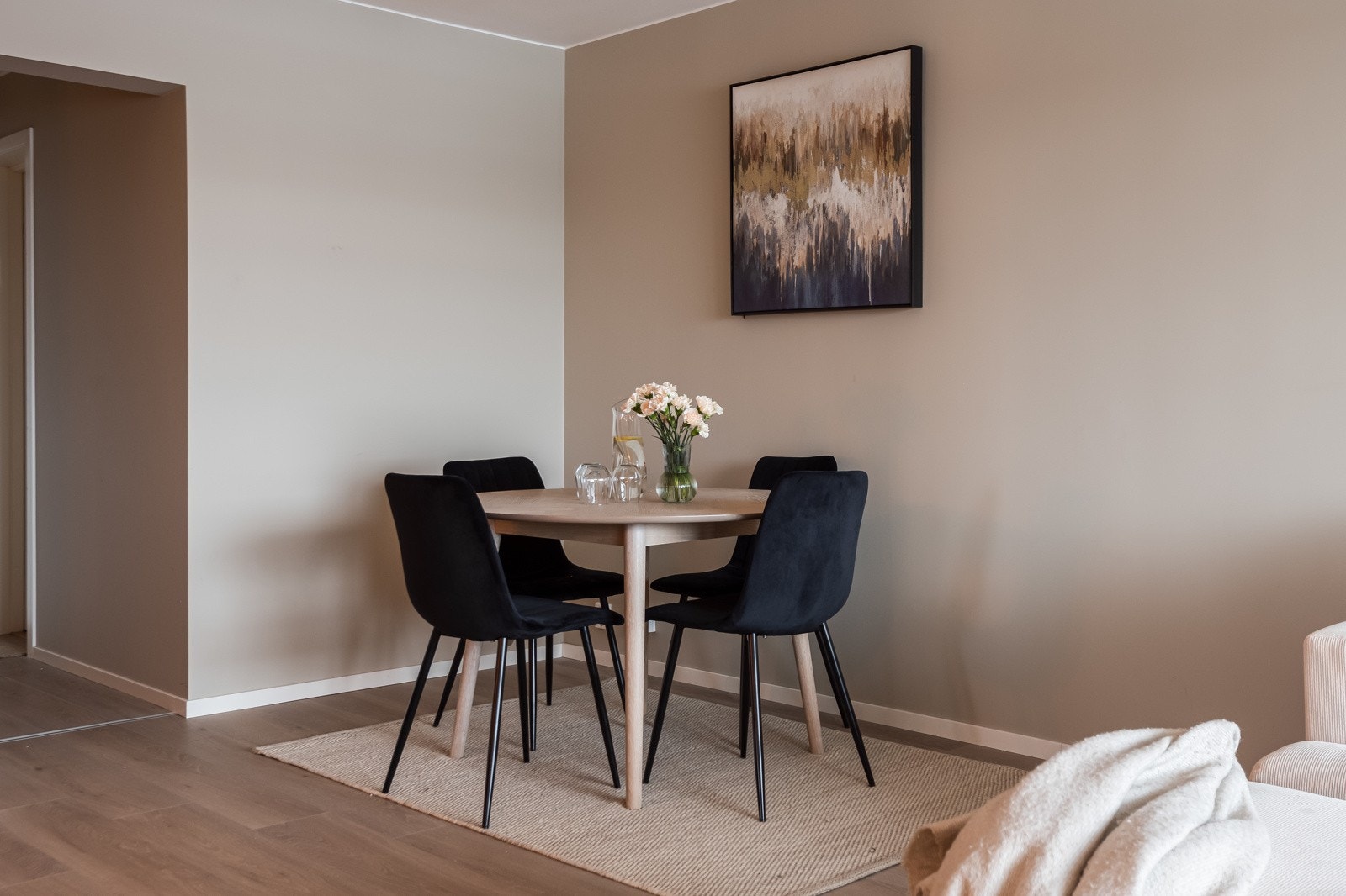 Størrelsen på stuen gjør at det er ingen problem med plass til både sofagruppe og spisebord med plass til 4-6 personer. Galleribilde