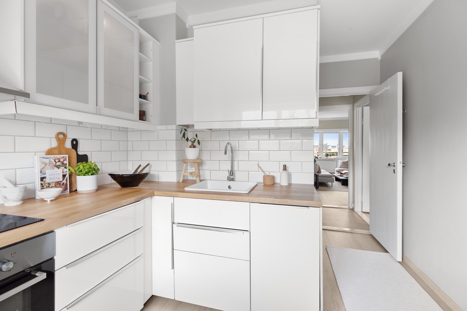Ikea kjøkkeninnredning fra 2013 med glatte fronter og laminat benkeplate Galleribilde