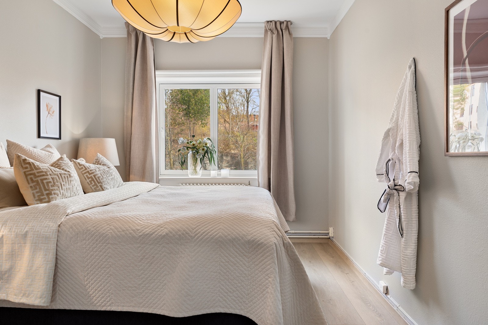 Det er god plass til dobbeltseng med tilhørende nattbord Galleribilde