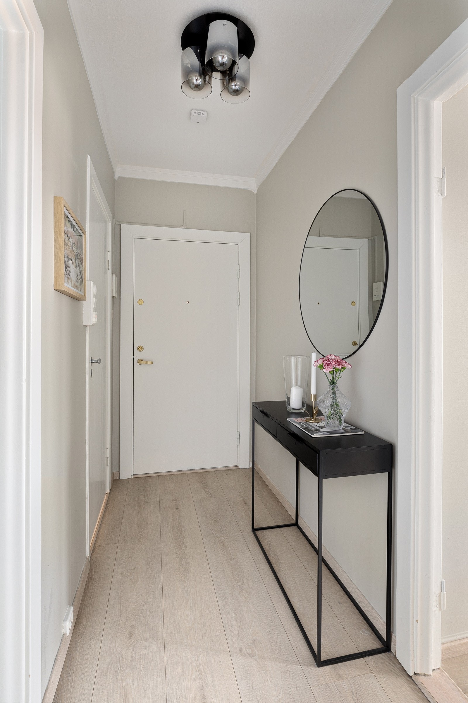 Mulighet for garderobeløsning for både høy og lav bekledning. Ytterligere lagringsplass i to boder på henholdsvis 5 m² og 8,8 m² Galleribilde