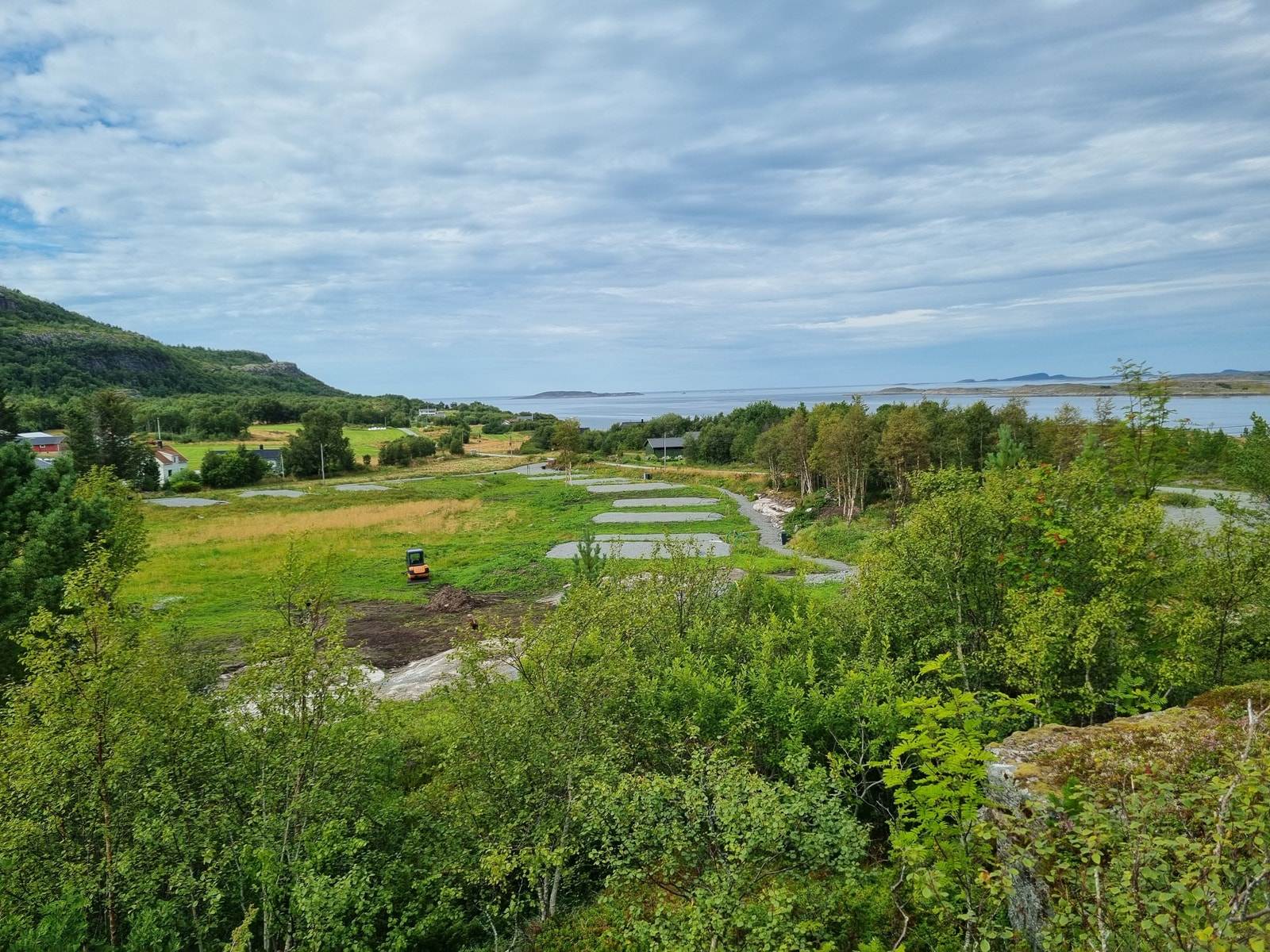 Tomt 1-14 er ferdig planert og har el, fiber, vann og avløp inntil kommende hyttevegg. Galleribilde