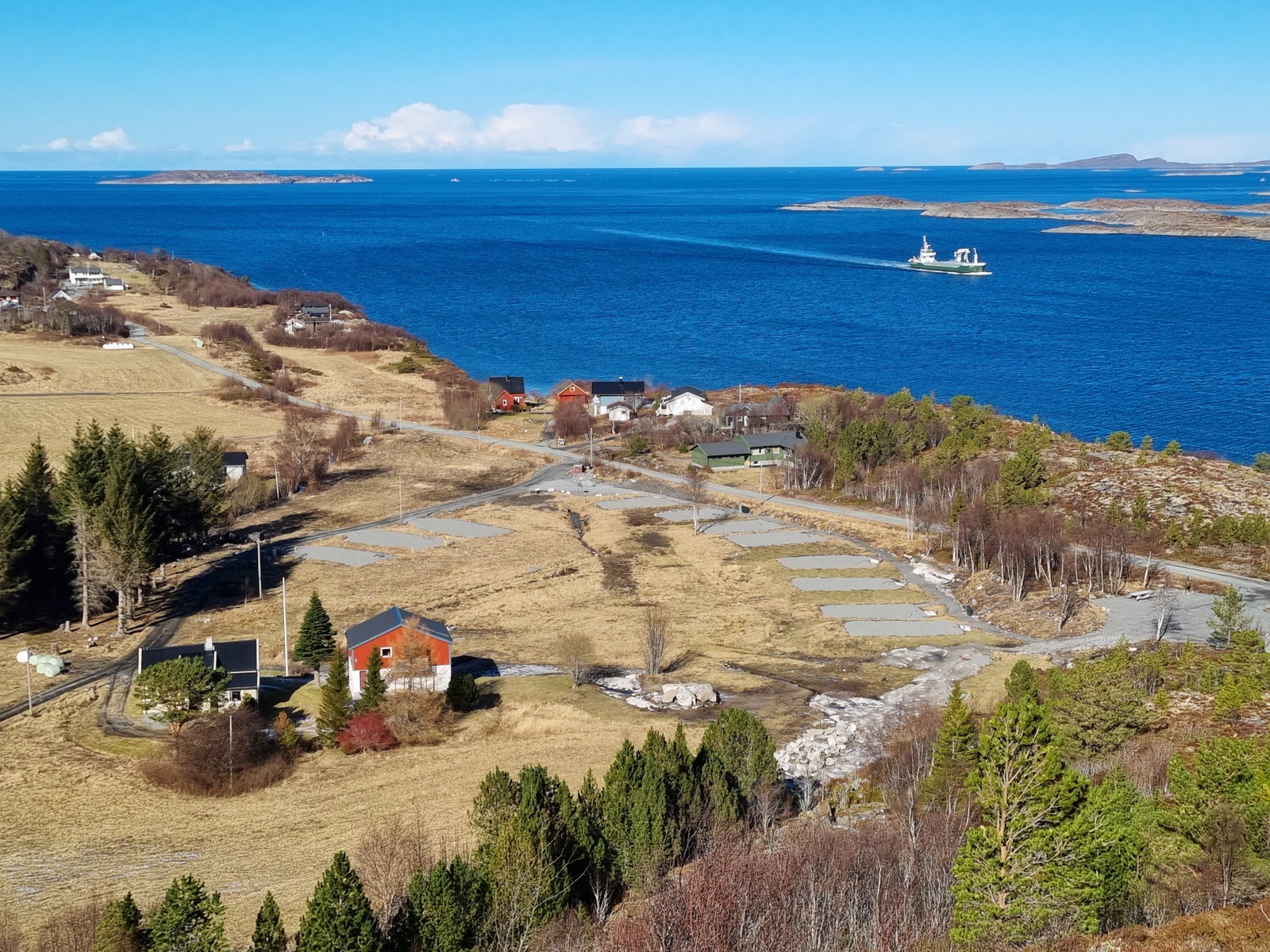Det er ca 100 meter til sjøen med badehus, helårsbading, strandliv, fiske og vakre solnedganger. Galleribilde
