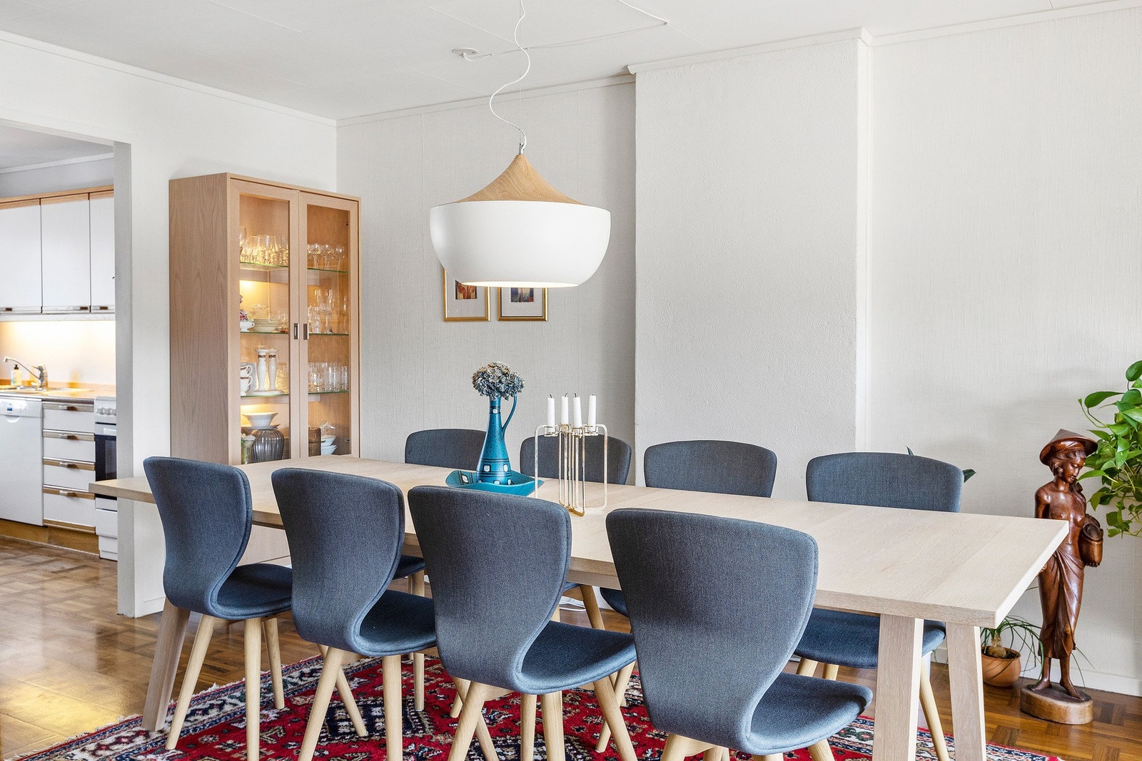 God og fleksibel plass til spisestuemøblement. For den som ønsker åpen løsning mot kjøkken, er det lett å ordne. Galleribilde