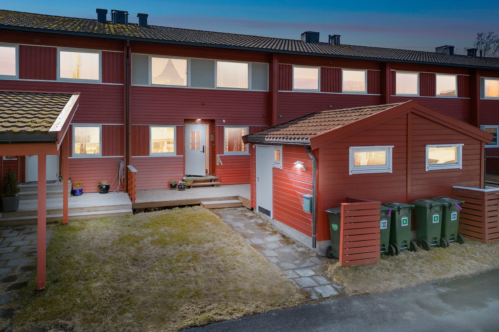 Havsteinflata er kjent for sitt gode bomiljø, noen har fortsatt bodd her siden byggeår. I senere tid har mange nye barnefamilier kommet til. Galleribilde