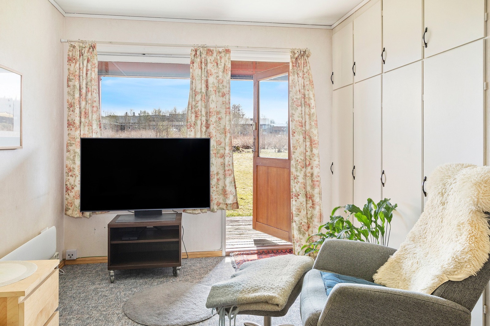 Hovedsoverommet er 12 kvadratmeter og har utgang til boligens terrasse og hage. Galleribilde