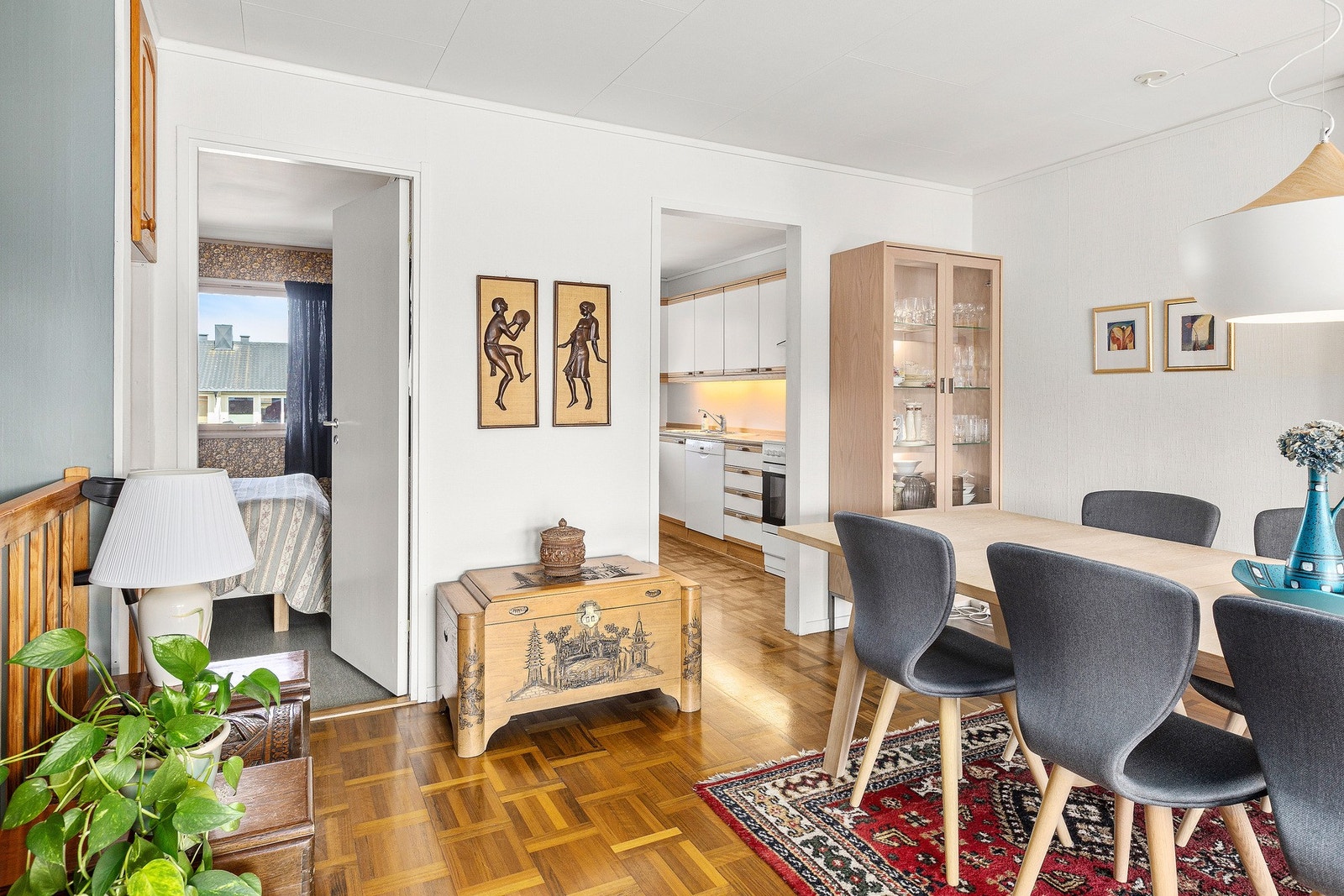 Boligen har ett soverom oppe og to nede. Galleribilde