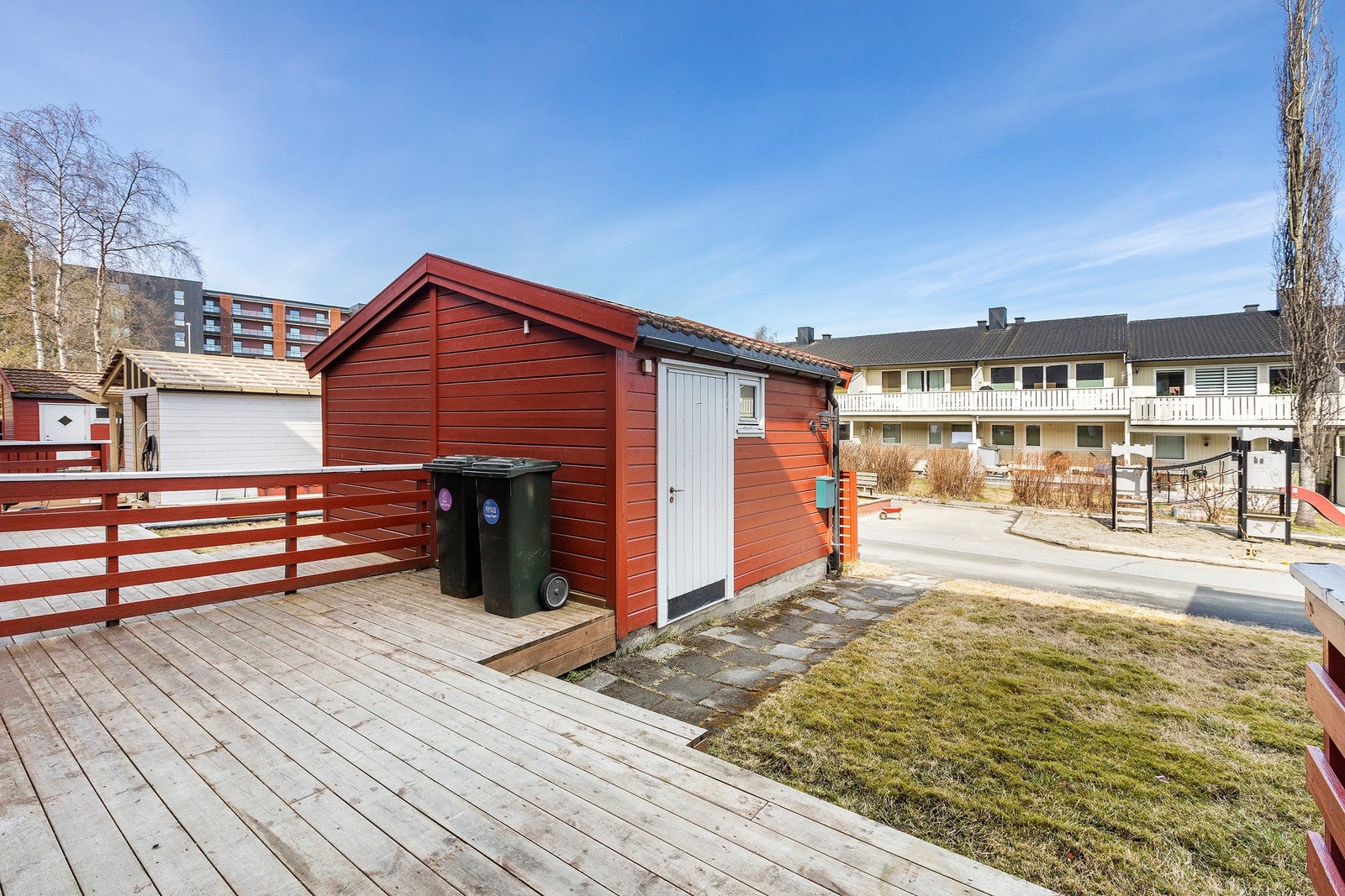 Frittstående sportsbod og areal med god mulighet for biloppstillingsplass/carport om man skulle ønske. Galleribilde
