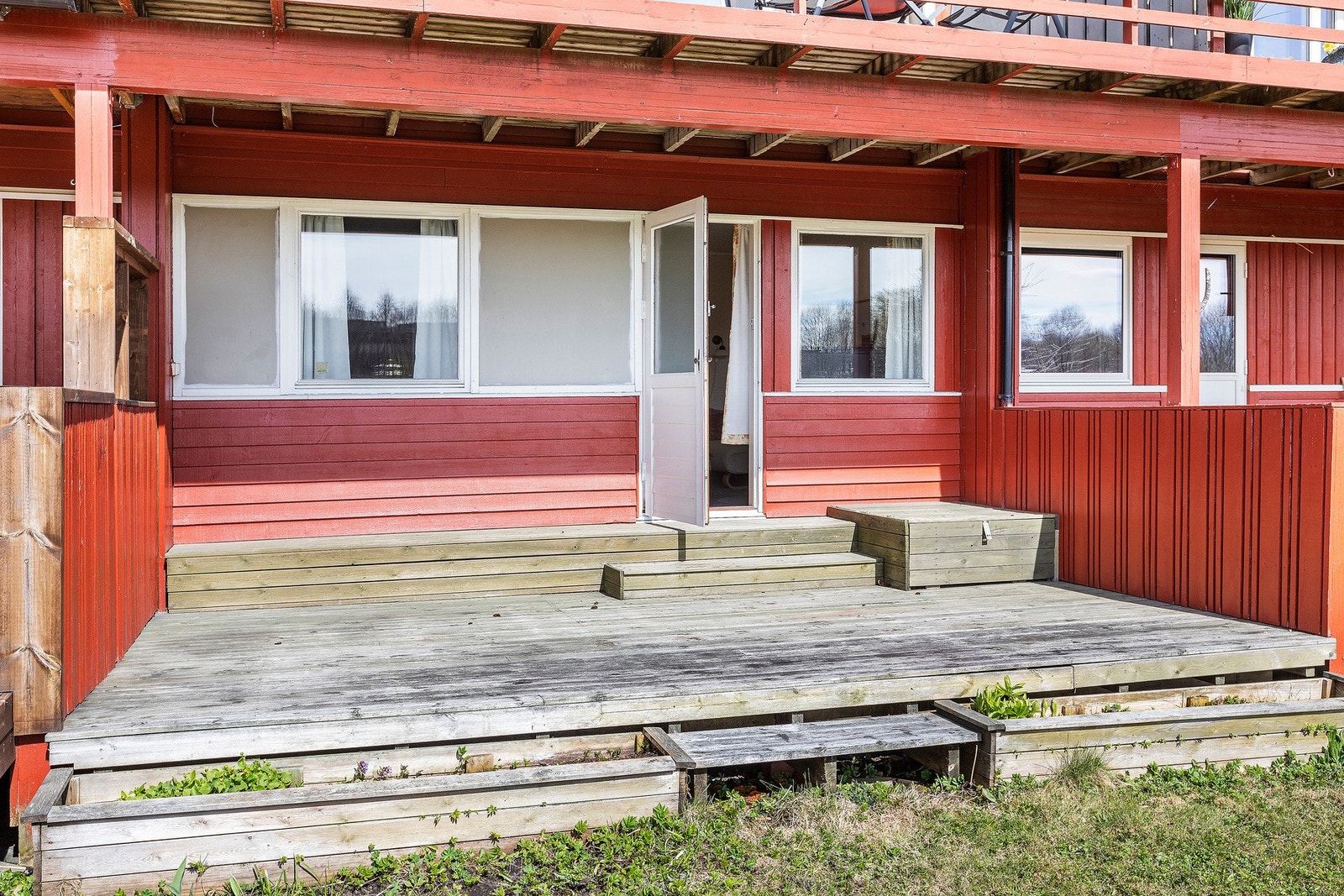 Den solrike terrassen leder videre ut til hage og rause friområder som fortsetter inn i populære Bymarka. Kyvannet og Theisendammen er ikke langt unna. Galleribilde
