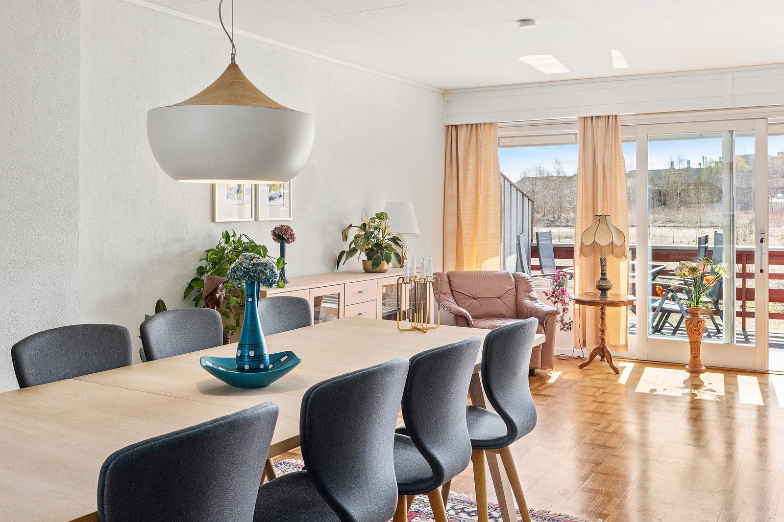 Rause vindusflater og gjennomlys fra kjøkkenet sørger for en god romfølelse. Galleribilde
