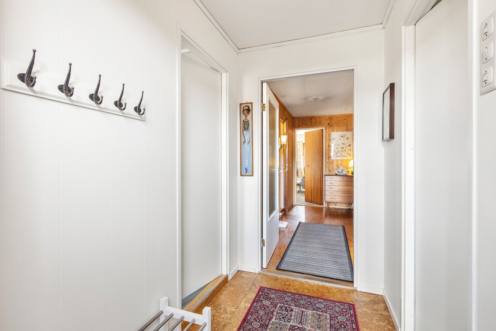 Vindfang/Entré er 3 kvadratmeter, med garderobeoppheng. Inngang herfra til vaskerom og praktiske boder. Galleribilde