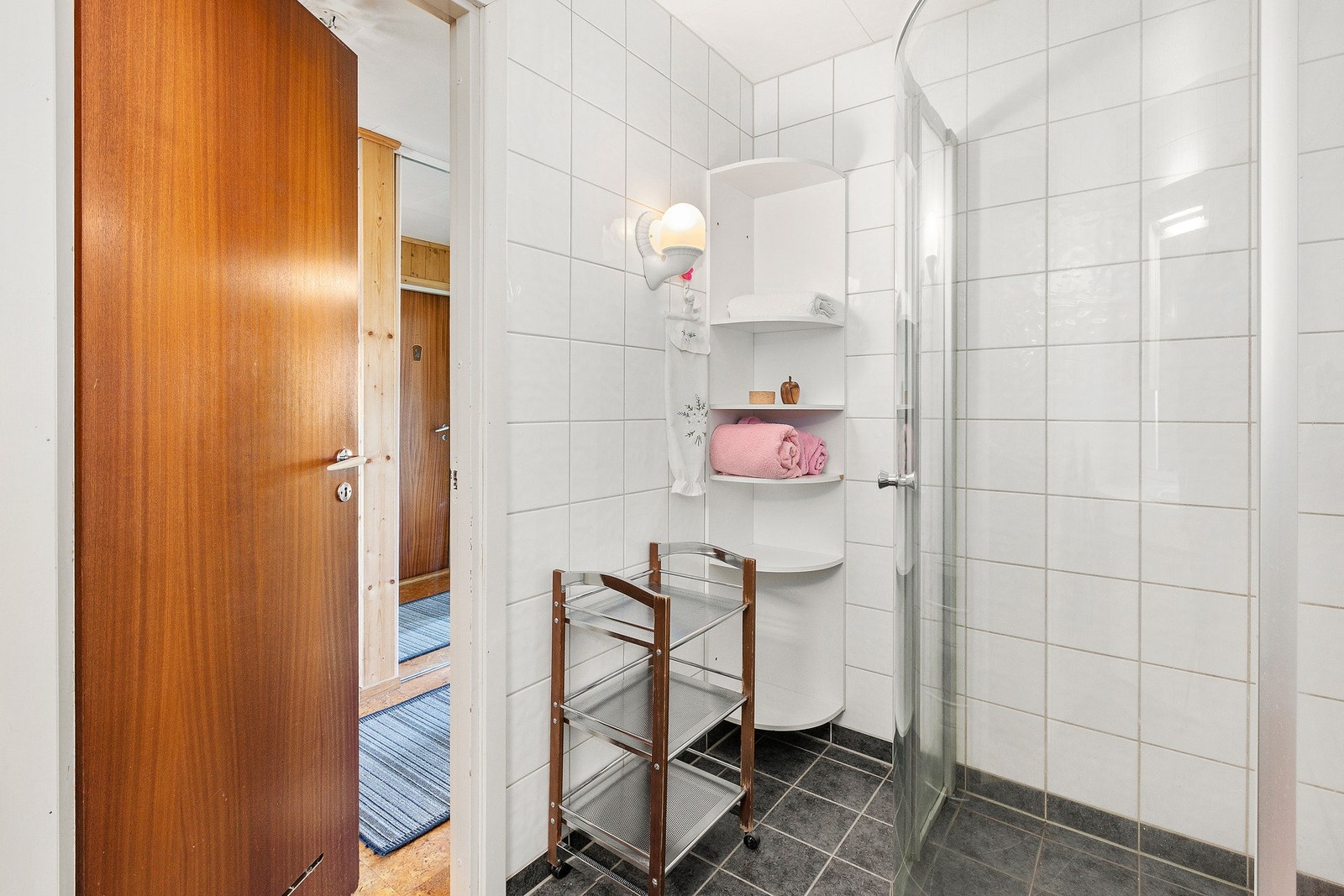 Badet rommer 4,5 kvadratmeter og ligger vegg i vegg med toalettrommet. Galleribilde