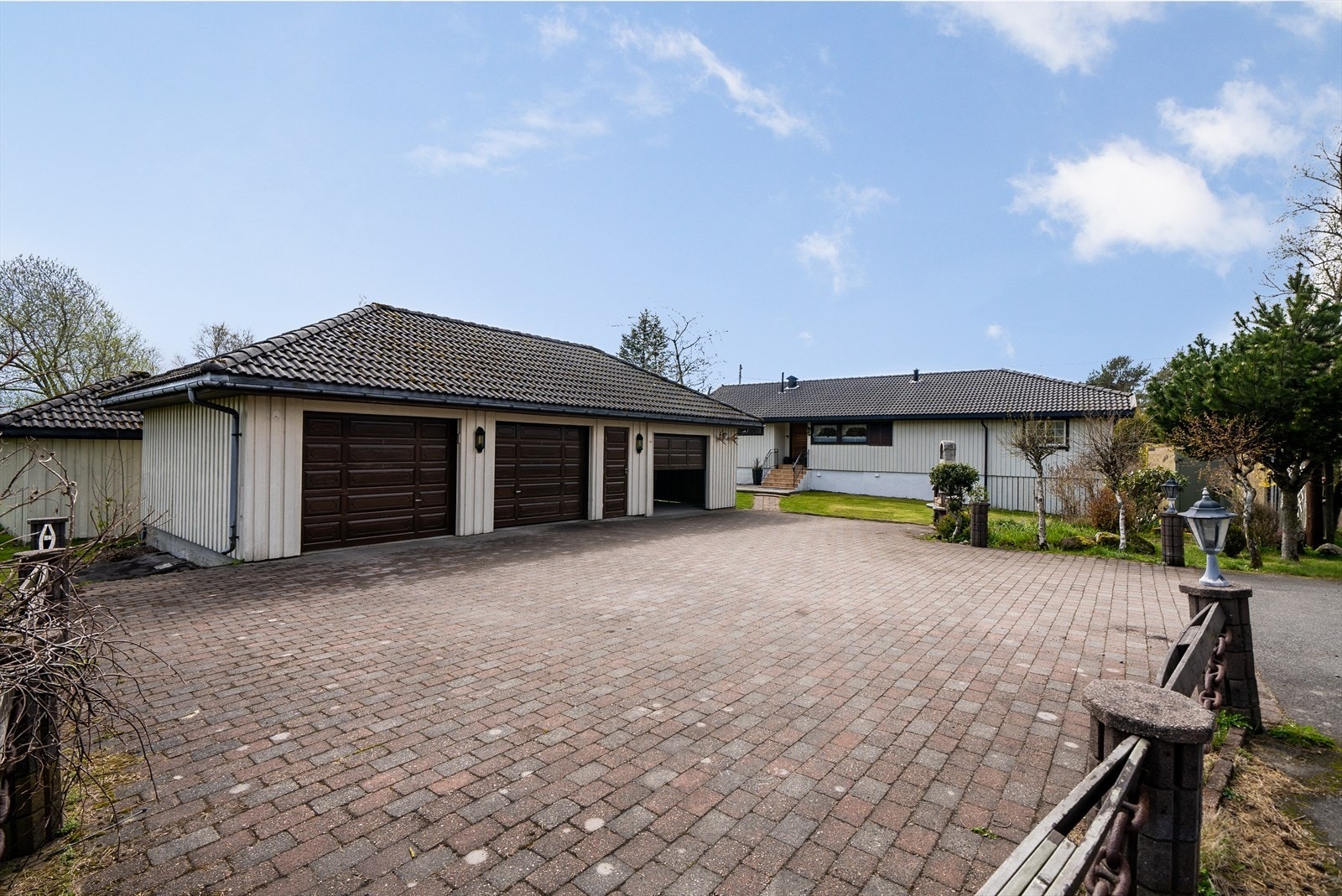 Stor eiendom med 4 garasjeplasser Galleribilde