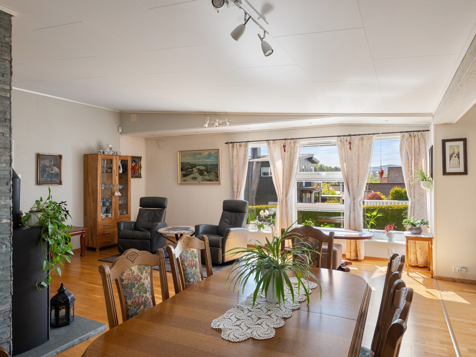 Fra stuen er det utgang til en nyere hagestue Galleribilde