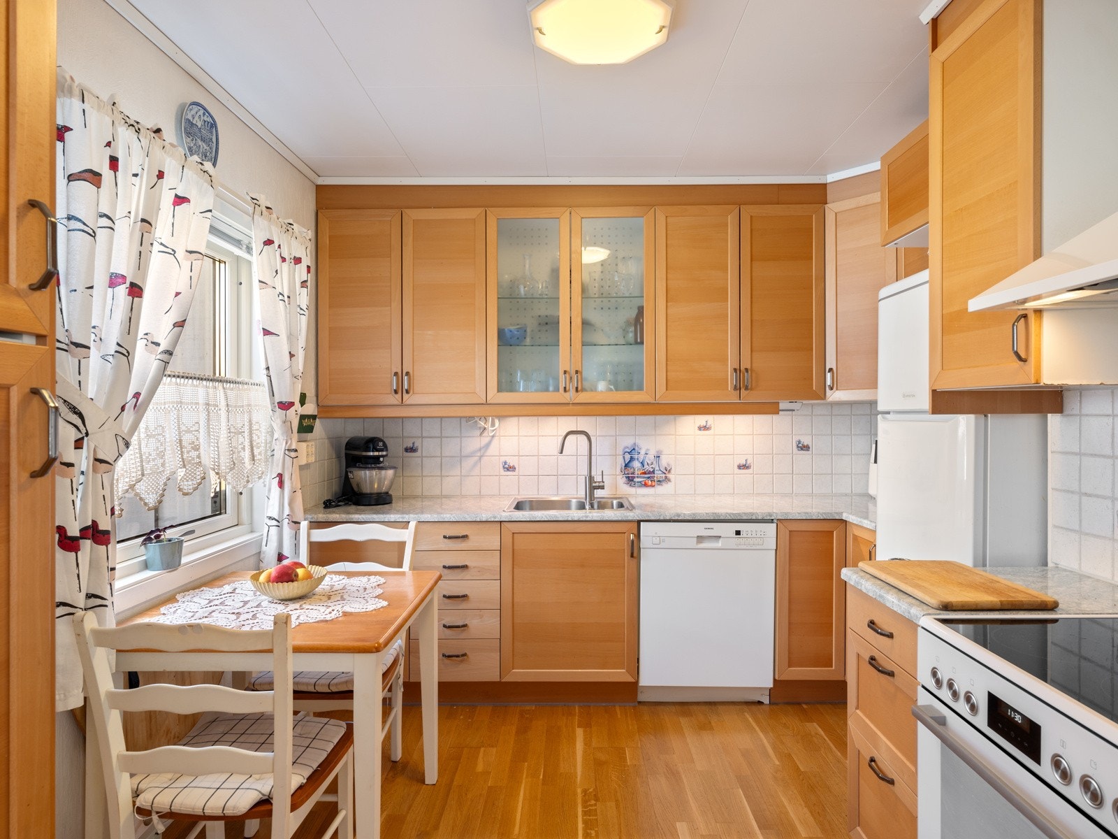 Koselig kjøkken med spiseplass Galleribilde