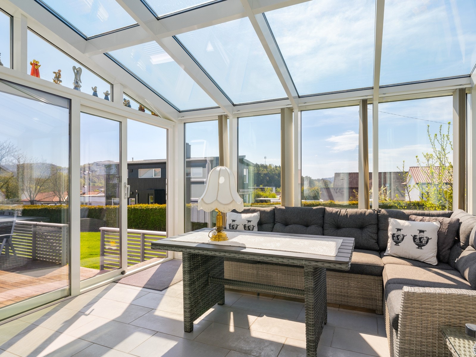 Stor hagestue med videre adkomst til terrassen og hagen Galleribilde