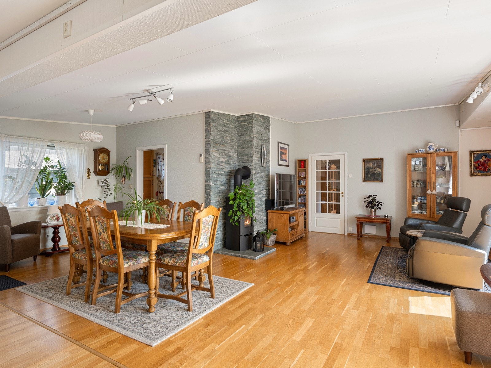 Romslig stue med plass til spisebord Galleribilde