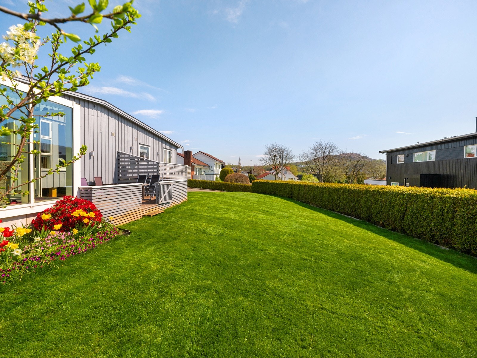 Pent opparbeidet hage med boltreplass Galleribilde