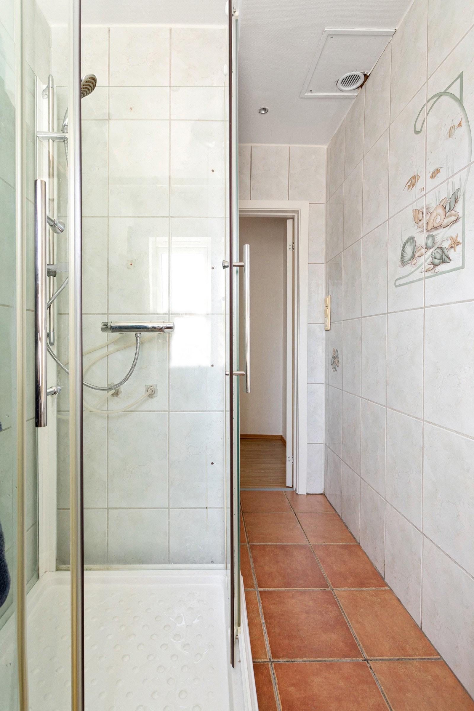 Både vegger og gulv på baderommet er flislagt. Galleribilde