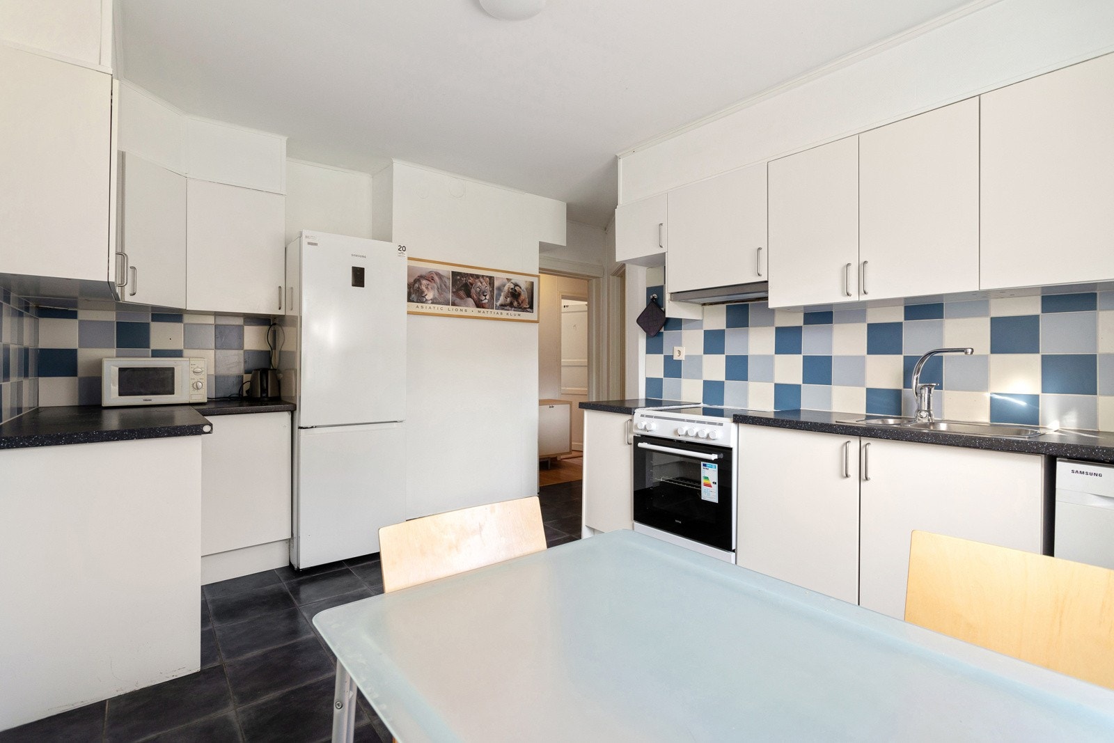 Kjøkkenet ligger plassert slik at alle soverom har enkel tilgang til kjøkkenet. Galleribilde