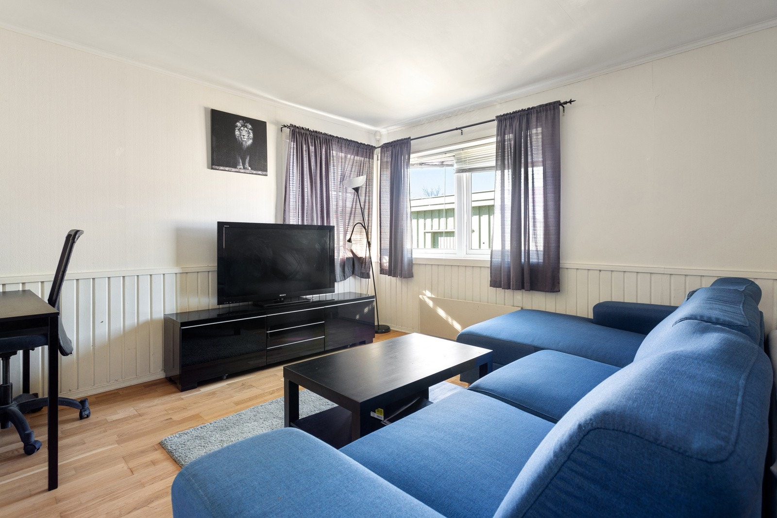 Boligen har 4 godkjente soverom i 1.etasje og 3 rom i kjeller som i dag benyttes som soverom (Ikke omsøkt eller godkjent) Galleribilde