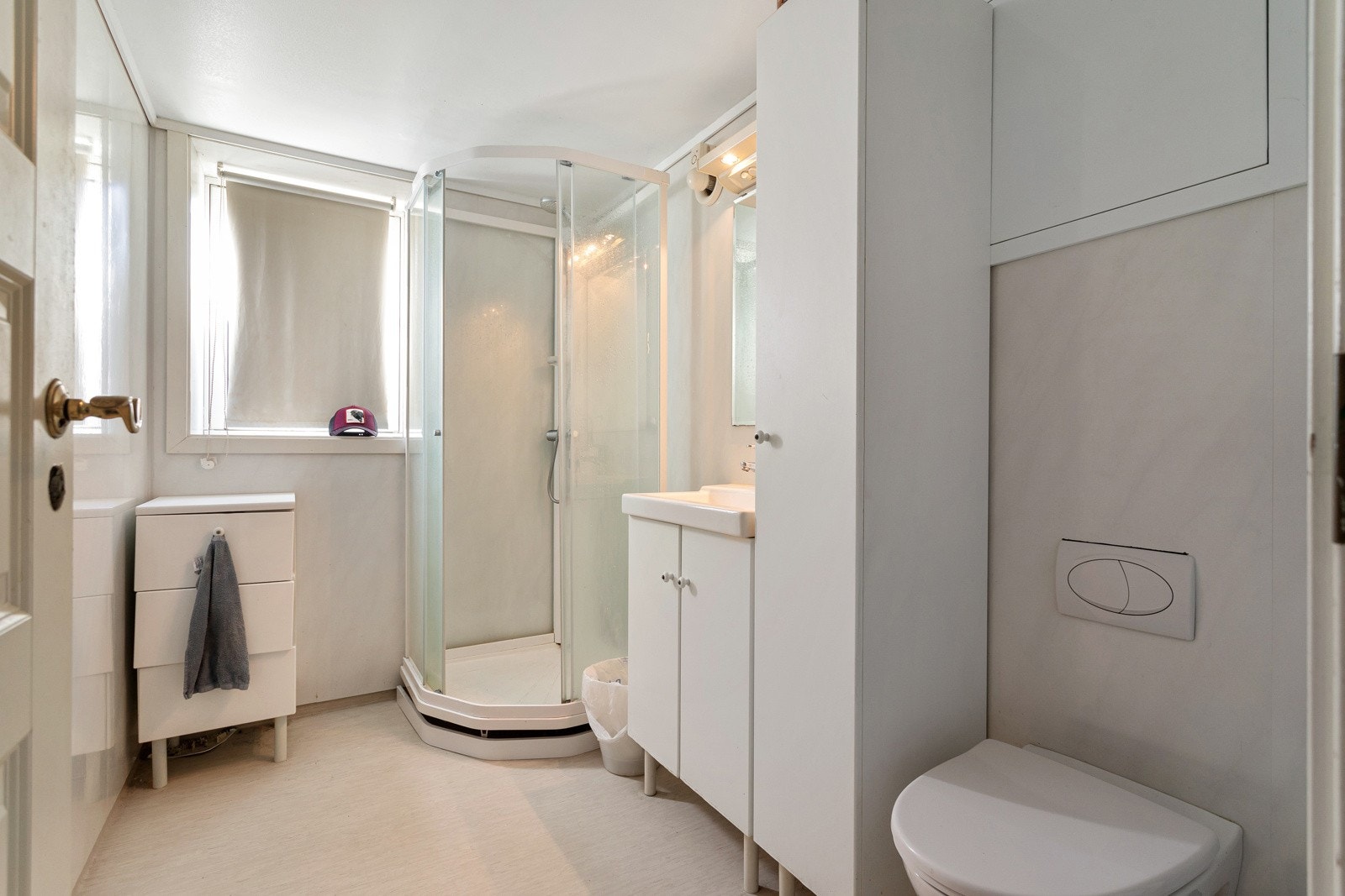 Badet i kjeller etasjen har en enkel og nøytral innredning. Galleribilde