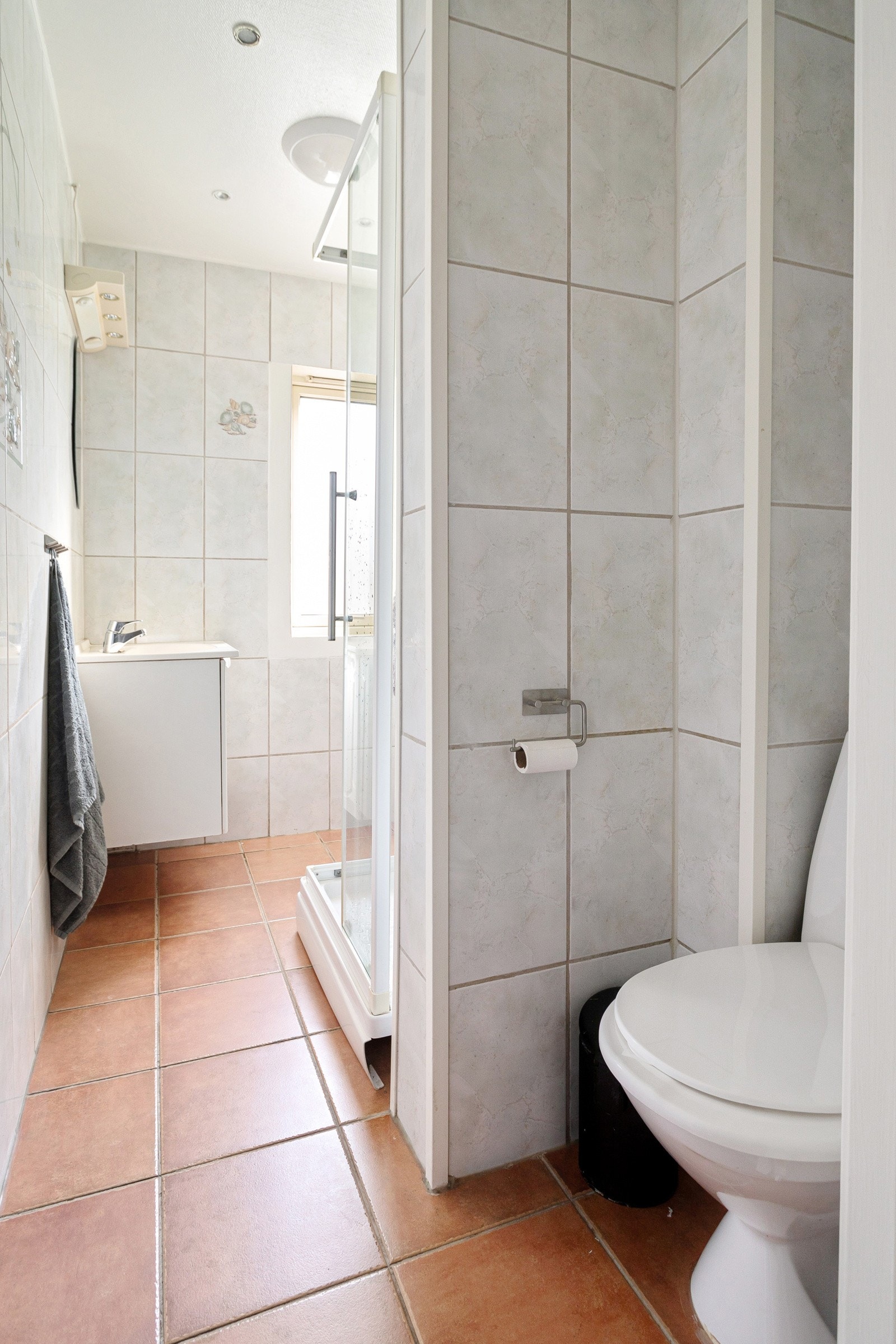 Badet er utstyrt med servant, dusjkabinett og toalett. Galleribilde