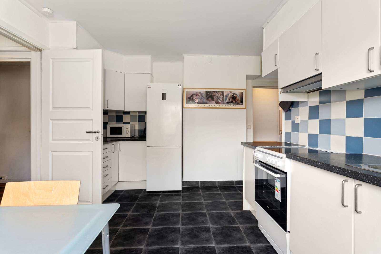 Med god skapplass har kjøkkenet bra plass til oppbevaring. Galleribilde