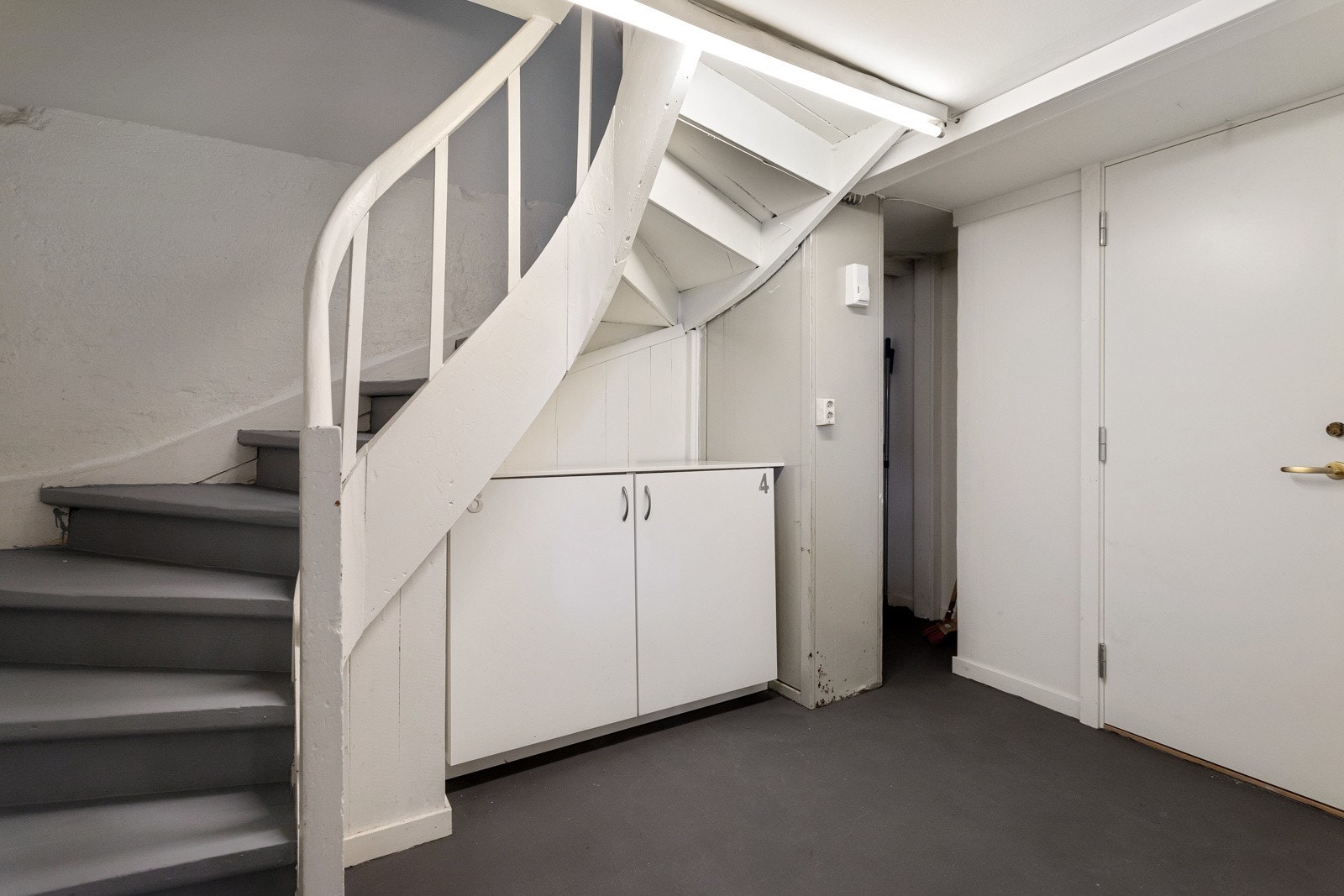 Under trappen har man en praktisk og smart løsning for ekstra oppbevaringsplass. Galleribilde