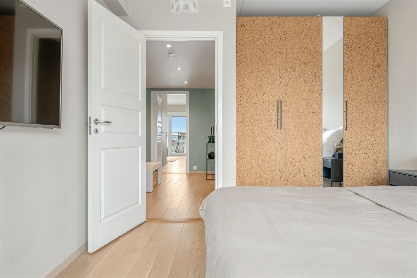 Hovedsoverommet er innredet med en romslig garderobeløsning. Galleribilde