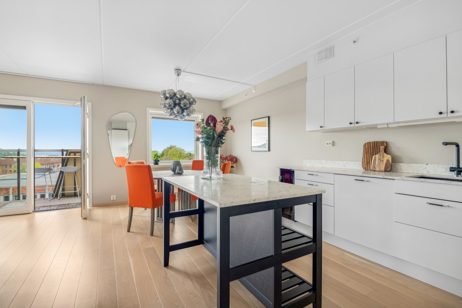 Velkommen til Sigurd Hoels vei 5 - En rålekker treroms selveier med høy standard og to balkonger med sol hele dagen beliggende i populære Utsiktskvartalet. Galleribilde