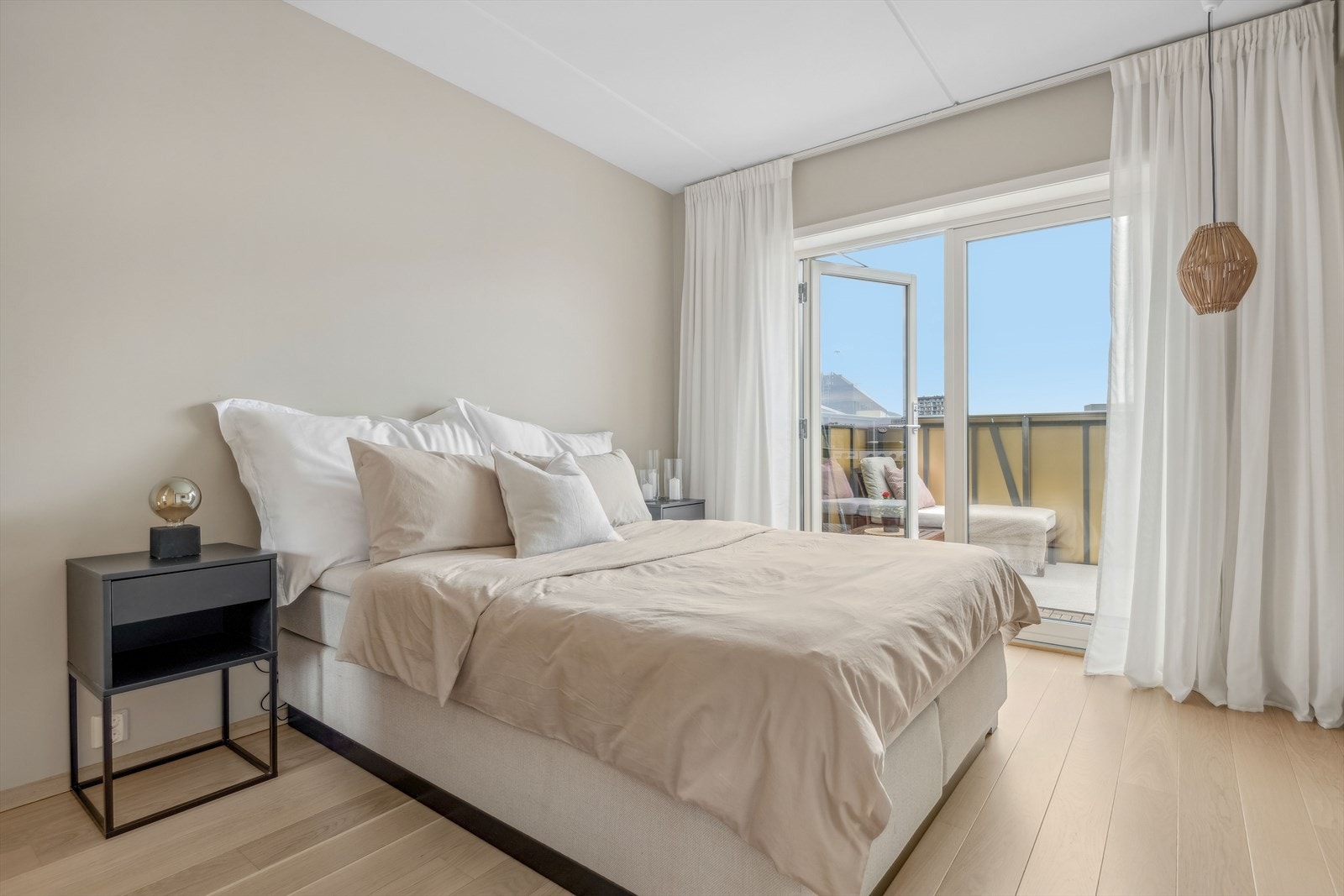 Hovedsoverommet er av god størrelse, med plass til dobbeltseng og tilhørende møblement. Galleribilde