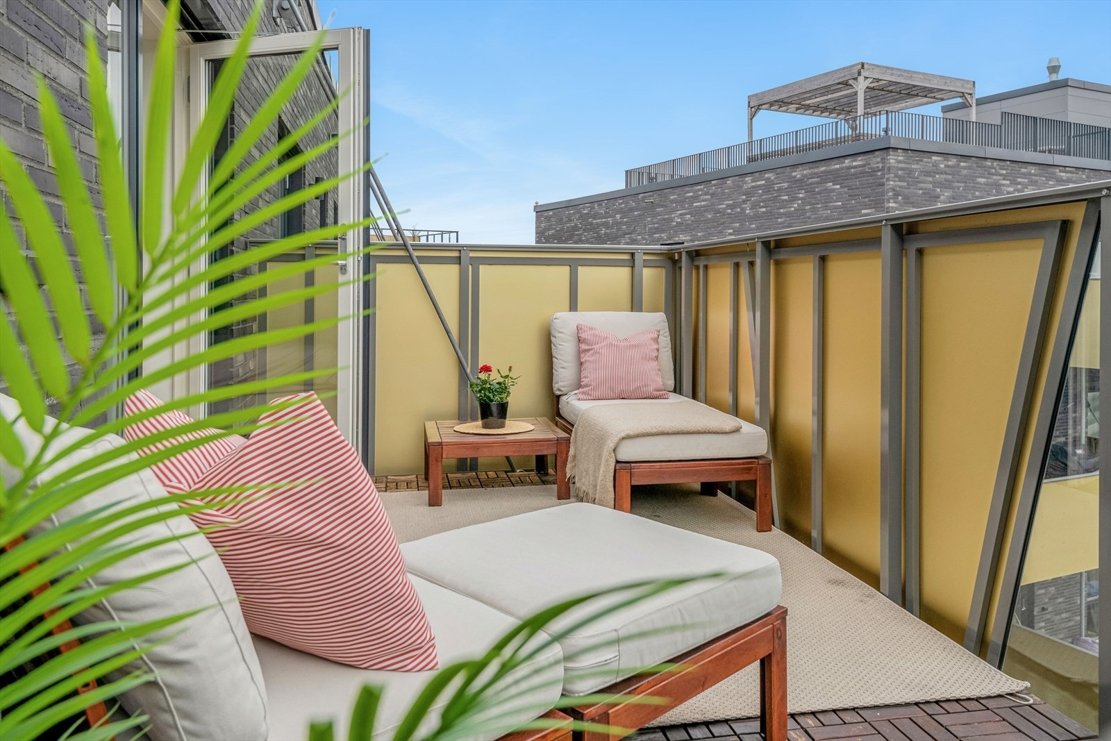 Det er god nok plass til to seksjoner på terrassen. Galleribilde