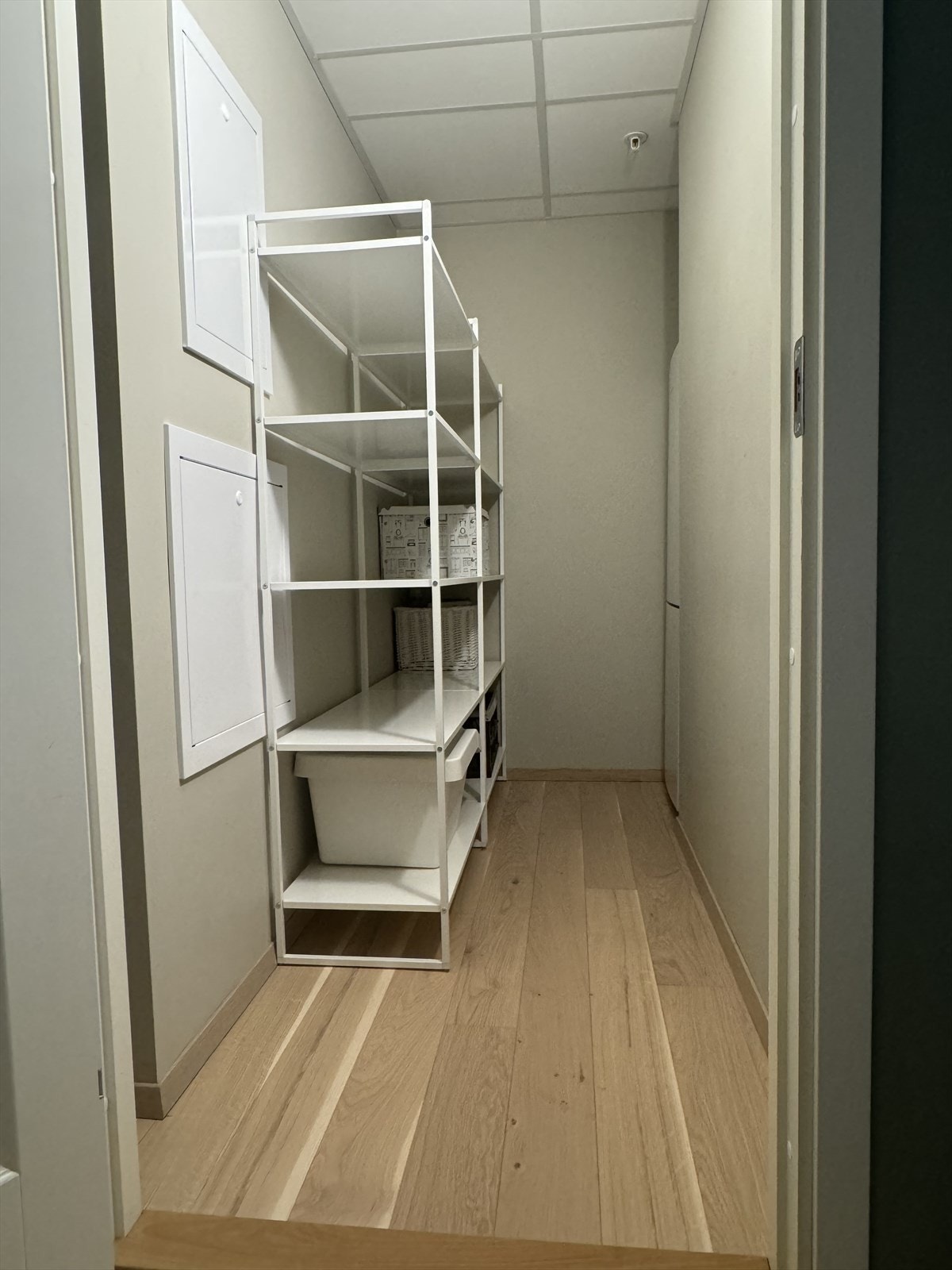 I tilknytning til entréen ligger også leilighetens innvendige bod. Her er det god plass til å oppbevare både ytterklær, vaskeutstyr og sportsutstyr. Galleribilde