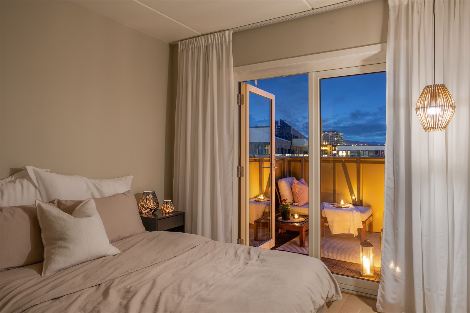 Begge soverommene vender ut mot rolig gatetun. Galleribilde