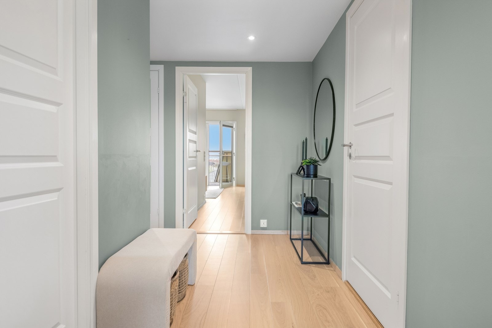 Leiligheten er gjennomgående, lys og luftig. Galleribilde