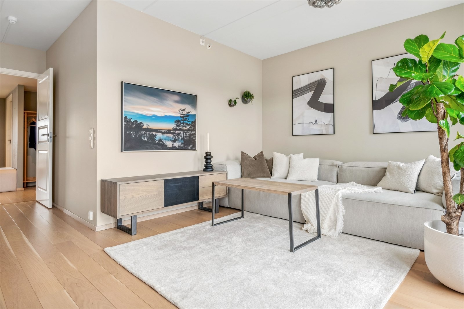 I stuen er det god plass til sofagruppe med tilhørende tv-møblement og stuebord. Rommet sin planløsning oppleves naturlig og gjør det enkelt å møblere, med flere ulike soner. Galleribilde