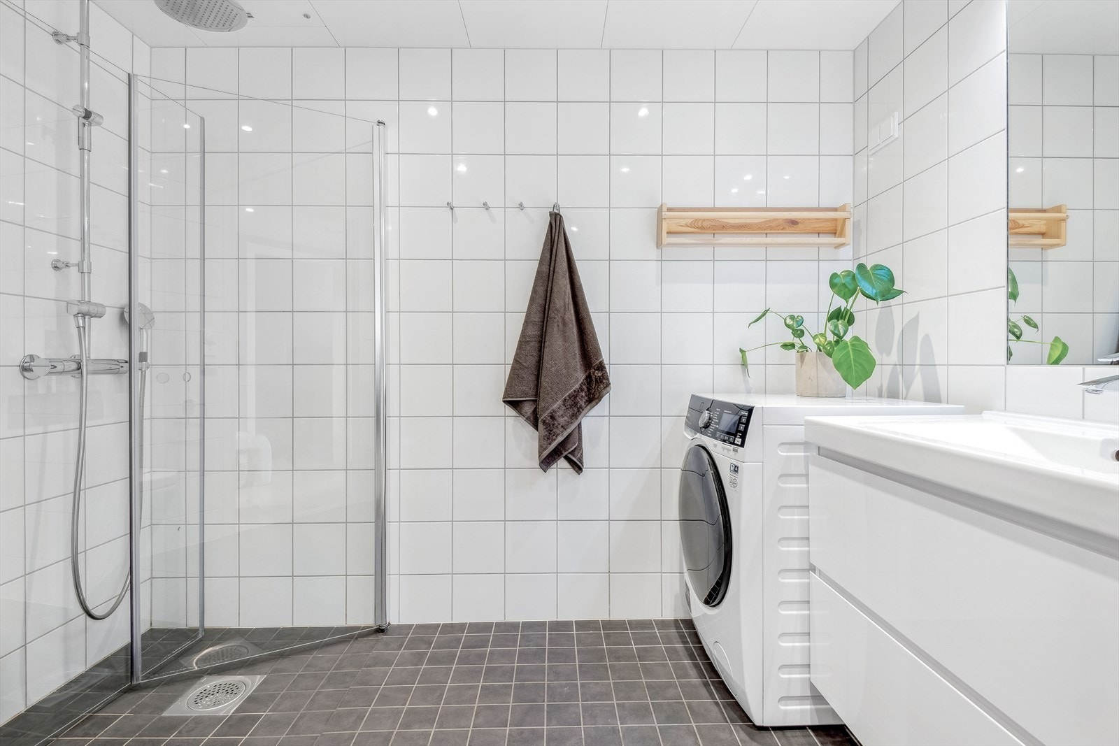 Opplegg for vaskemaskin og tørketrommel. Galleribilde