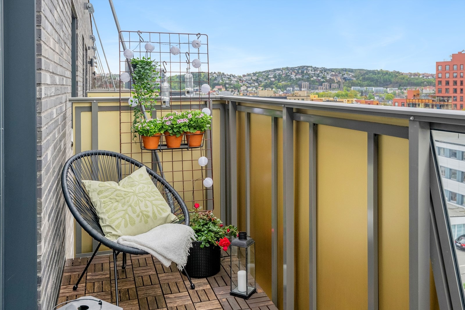 Fra stuen er det utgang til en sørvendt og herlig balkong på 6 kvm. Her er det sol fra rundt 12- tiden til den går ned ved Holmenkollen. Galleribilde