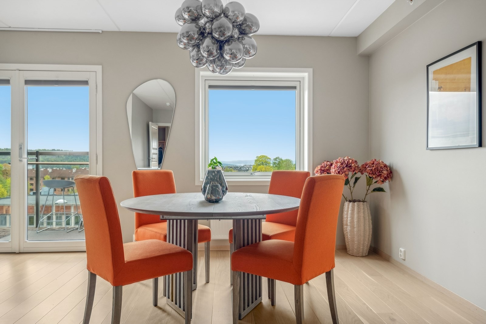 Leiligheten har en gjennomgående planløsning med god romfordeling, nydelig utsikt fra alle sider og meget gode lys- og solforhold. Galleribilde