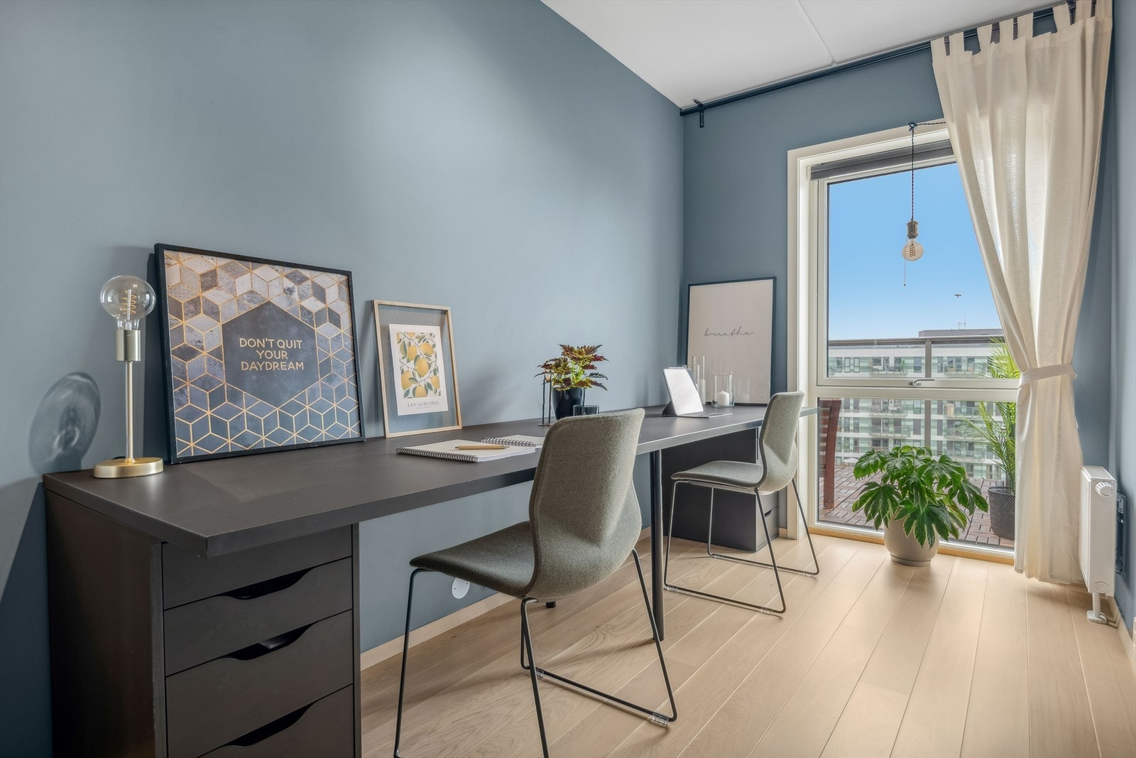 Soverom 2 har godt med plass til dobbeltseng, garderobeskap og skrivepult. Rommet fungerer perfekt som gjesterom, barnerom, tv-stue eller kontor. Begge rommene vender mot gatetun. Galleribilde