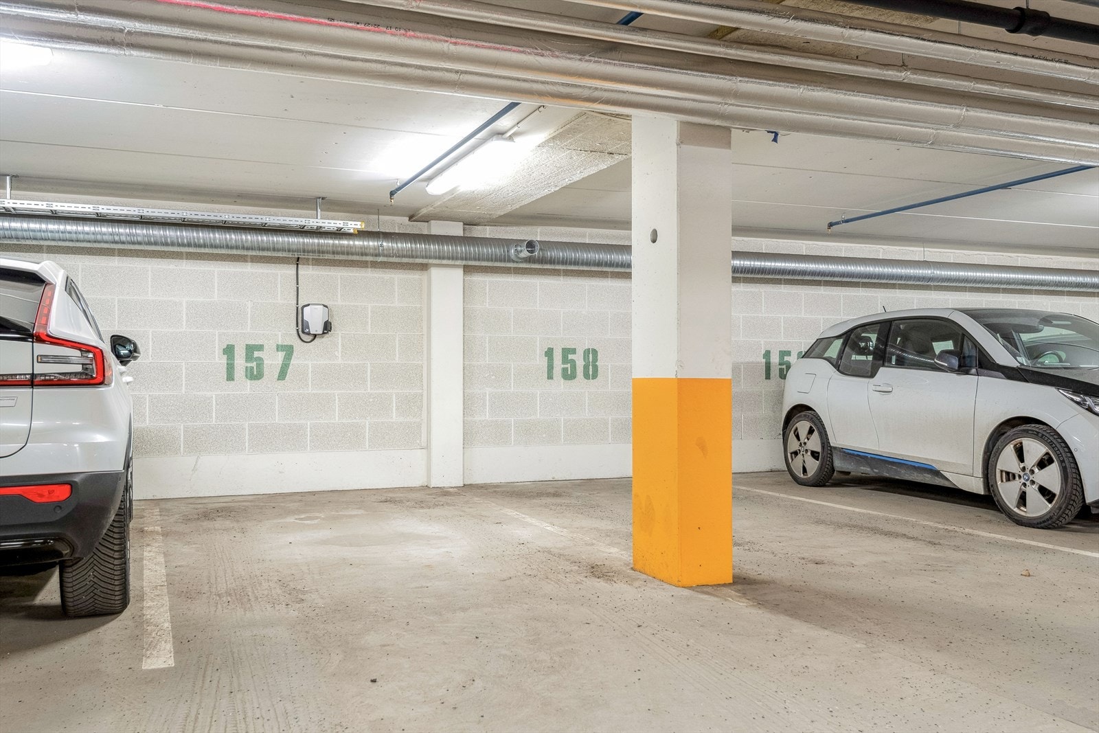 Garasjeplassen er montert med ellader. Garasjeplassen ligger like ved heisen som tar deg direkte opp til leiligheten, noe som er praktisk og behagelig i en hektisk hverdag. Galleribilde