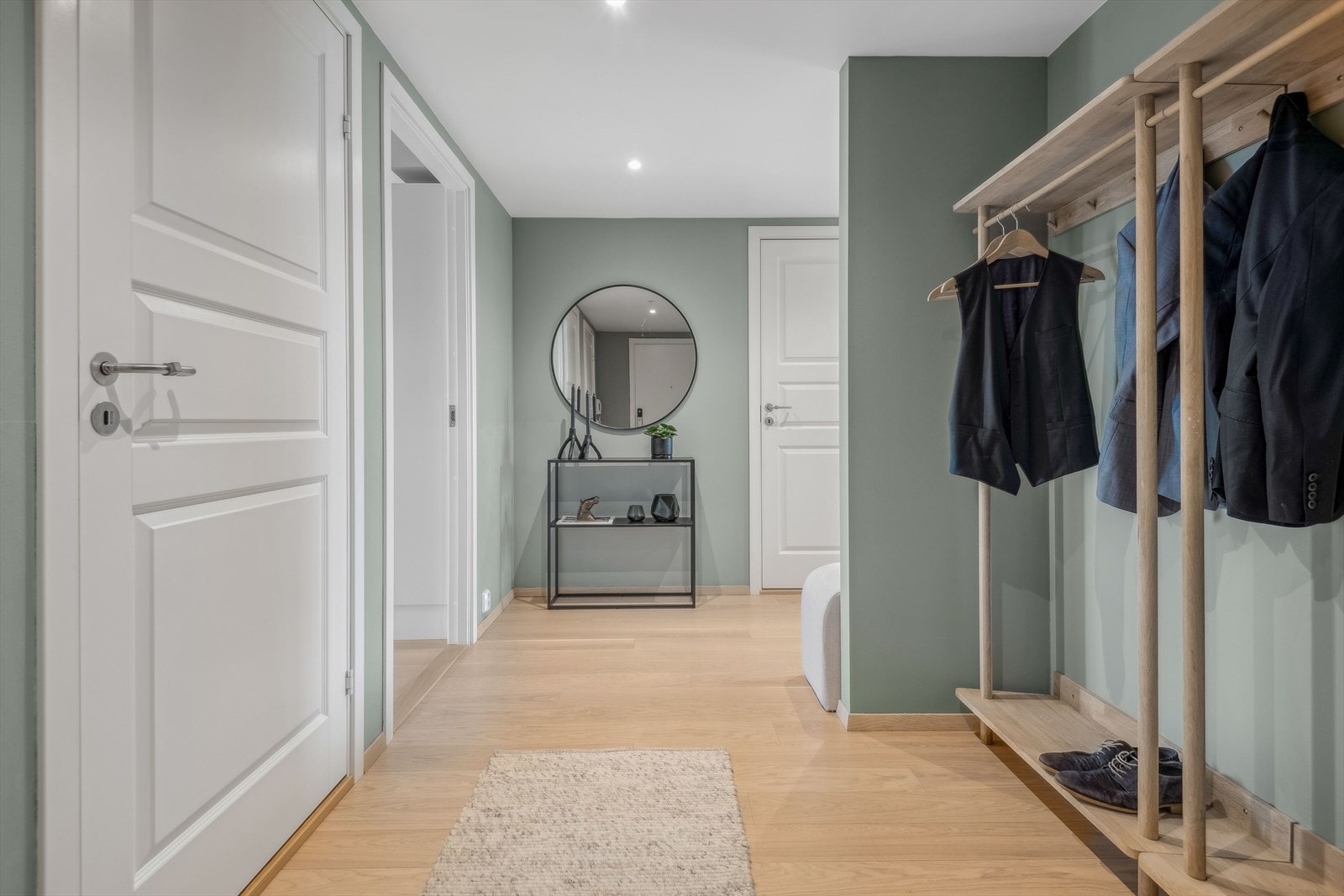 Lys og innbydende entré som gir et svært godt førsteinntrykk av leiligheten. Her er det god plass til å henge av seg yttertøy og sette fra seg sko. Galleribilde