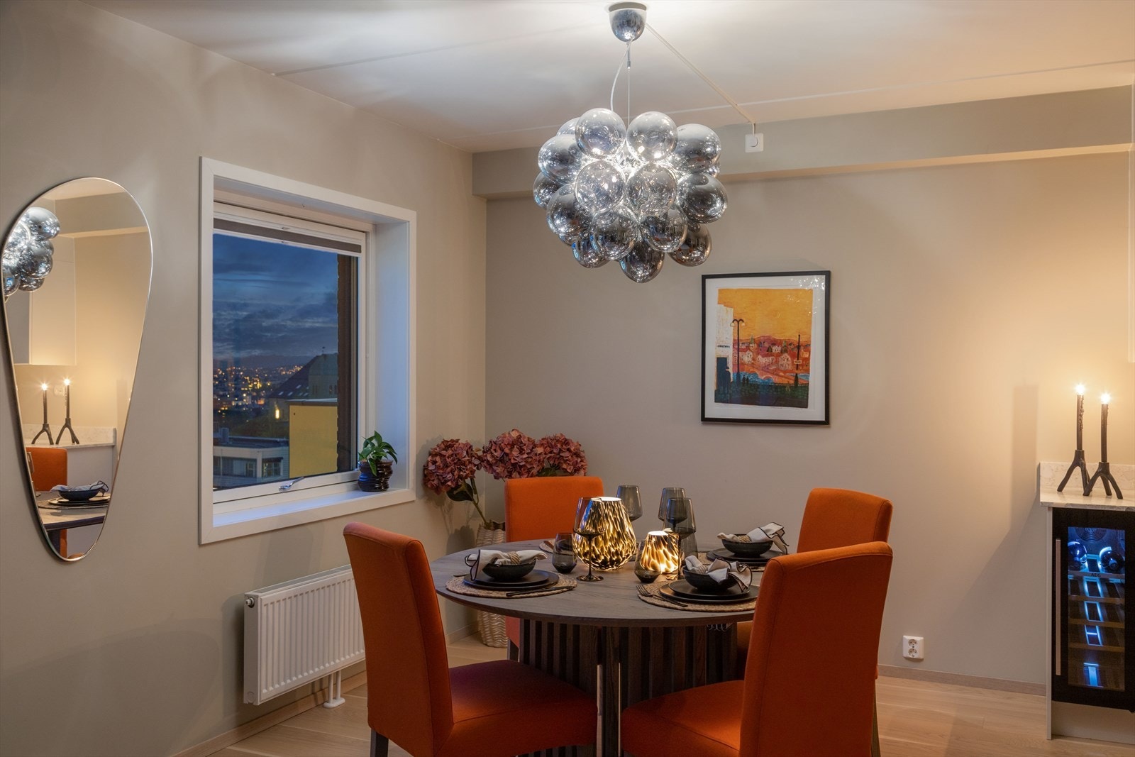 Her kan man invitere venner og familie til middag. Integrert vinskap følger leiligheten. Galleribilde