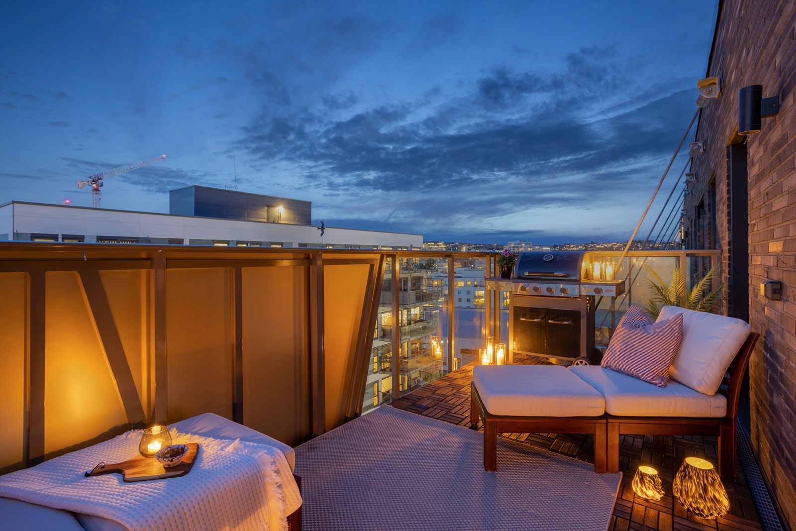 God plass til grill, loungegruppe og beplantning. Galleribilde