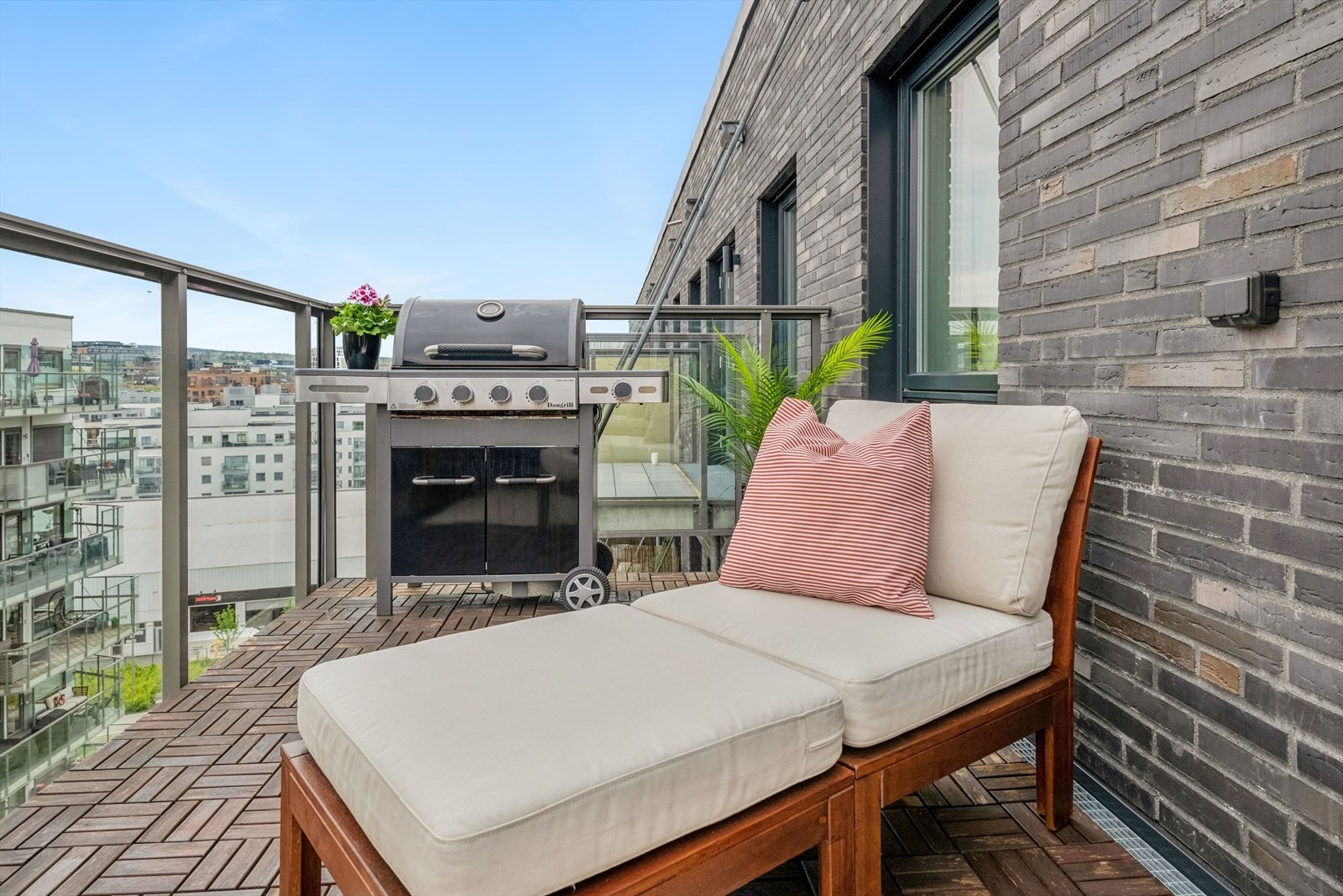 Fra hovedsoverommet er det utgang til en fantastisk balkong på hele 11 kvm. Her har du morgensolen, og i 12- tiden går solen over på balkongen ut fra stuen der man har sol hele dagen. Galleribilde