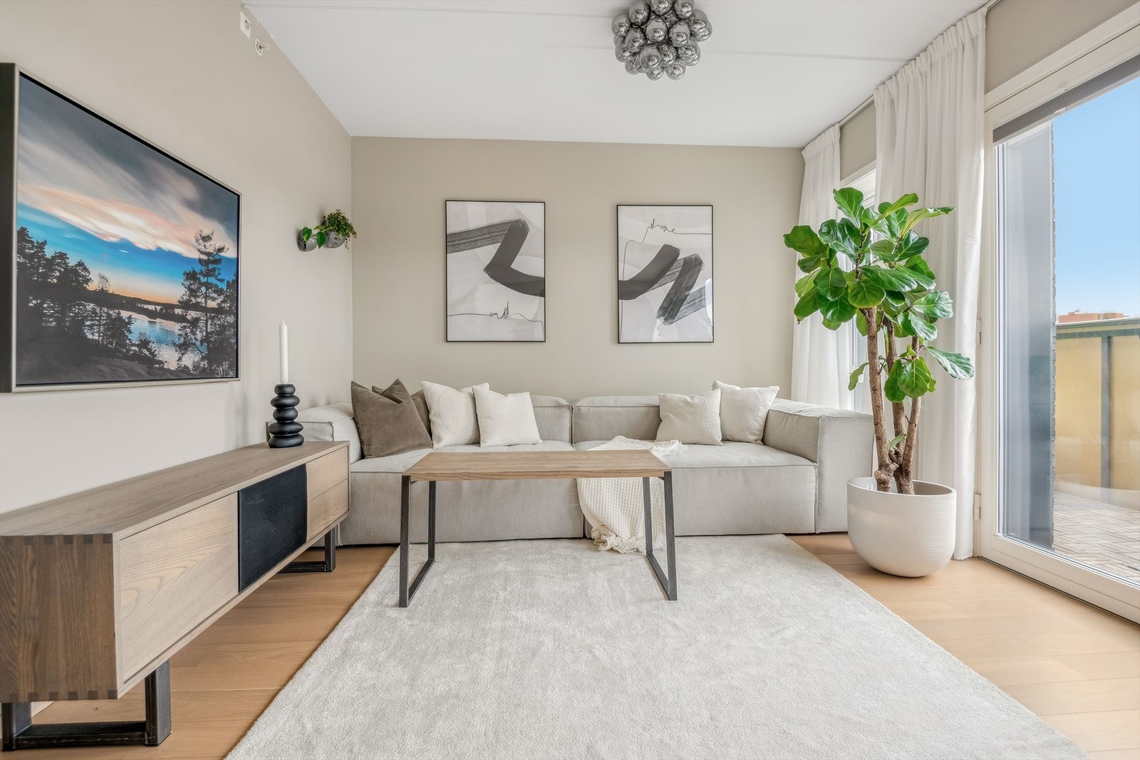 Stuen er lys og innbydende med store vindusflater som slipper inn godt med naturlig lys. Det er god plass til en stor sofagruppe og tilhørende møblement. Galleribilde