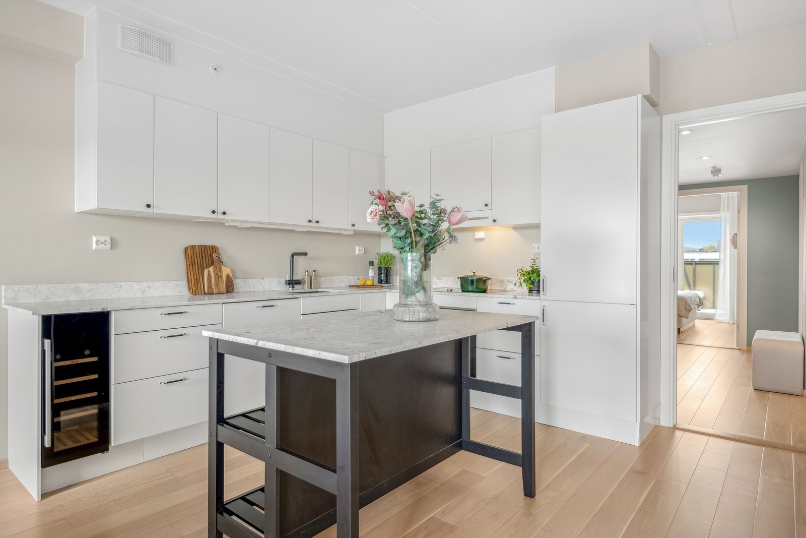 Lekkert og påkostet kjøkken som er et naturlig samlingspunkt. Kjøkkenøy fungerer fint som en romdeler i tillegg til at den gir ekstra benkeplass samt plass til barstoler. Galleribilde